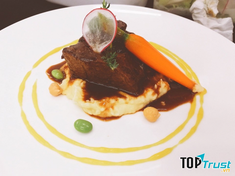 Món ăn hấp dẫn tại nhà hàng