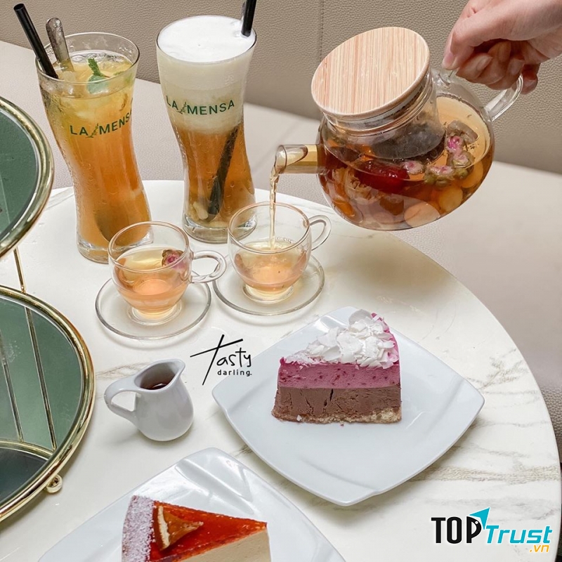 Quán có những set trà bánh 2 người, 4 người, combo nhỏ để bạn thư giãn.