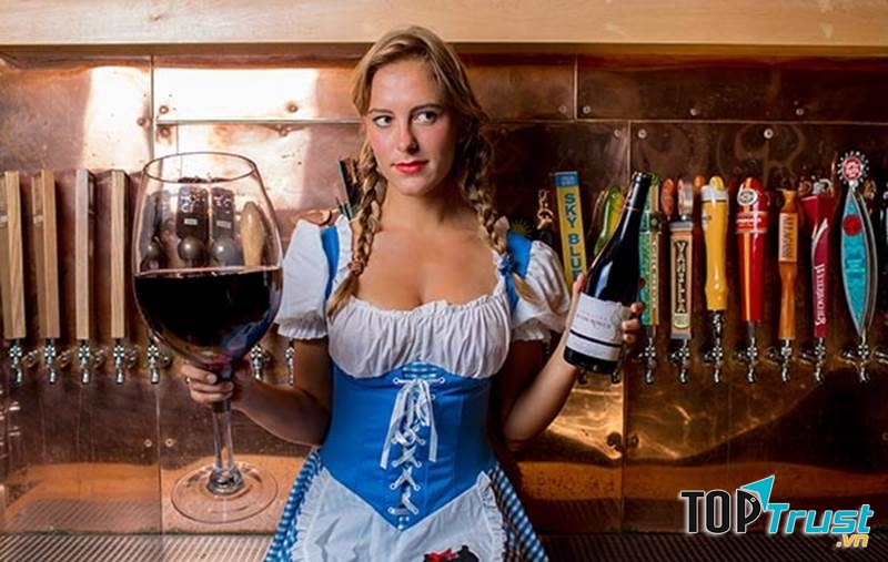 Phụ nữ đã lập gia đình không được phép uống hơn một ly rượu vang