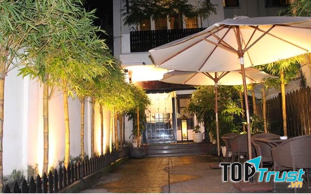 Không gian lối đi vào của nhà hàng