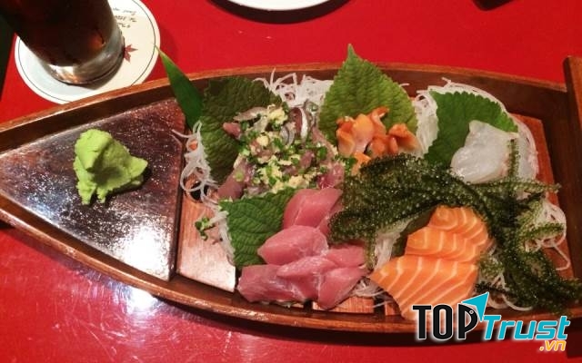Cách trang trí ở nhà hàng Lá Phong khiến những miếng sushi trở nên hấp dẫn