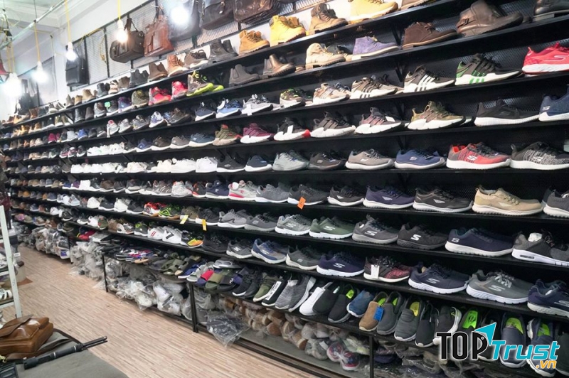Shop có nhiều mẫu giày có sẵn, bạn chỉ cần đến và lựa chọn thôi