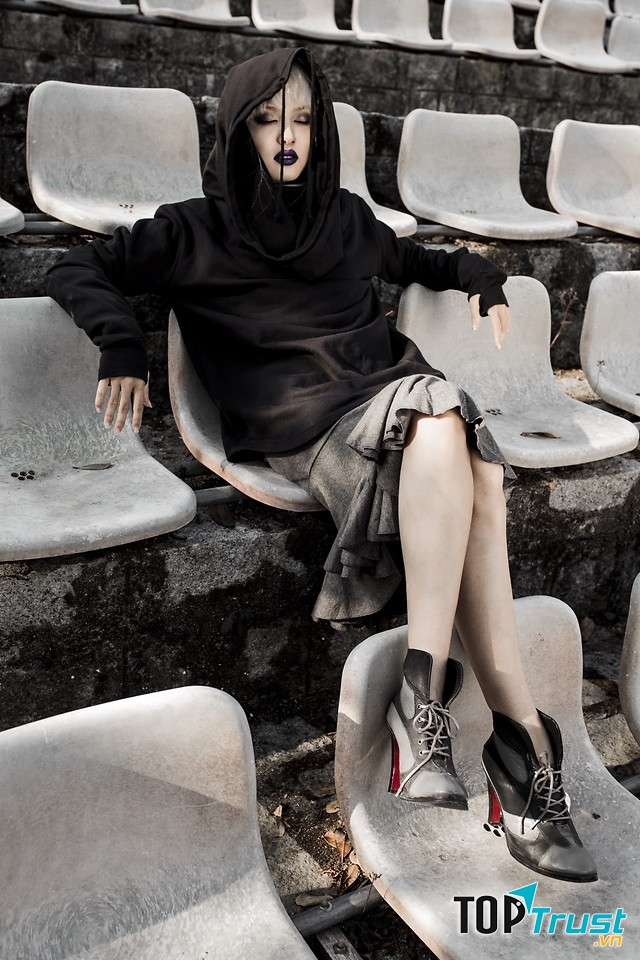 Phong cách quái dị nhưng được cô nàng lên đồ khá đẹp, có một chút gì đó hơi bí ẩn với tông đen xám.