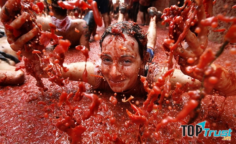 La Tomatina là lễ hội ném hoa quả lớn nhất châu Âu