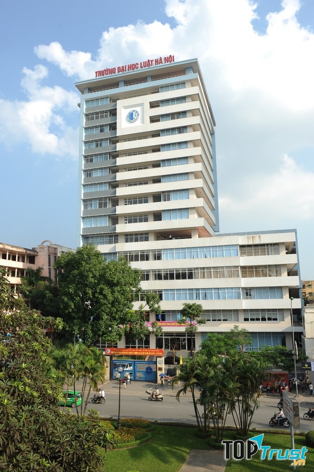 Tòa nhà A, trường Đại học Luật Hà Nội nhìn từ xa