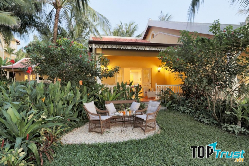 View trước căn villa của resort