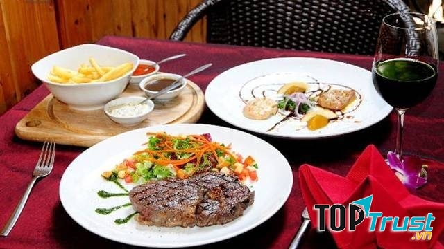 Món ăn được nhà hàng chế biến tinh tế.