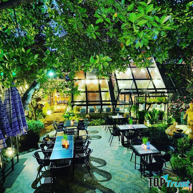 Buổi tối tại Le Vie En Rose