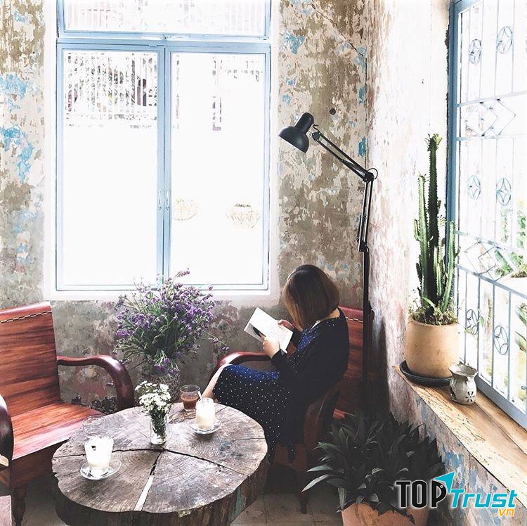Thật tuyệ với nếu vừa nhâm nhi tách cà phê, vừa đọc những cuốn sách yêu thích