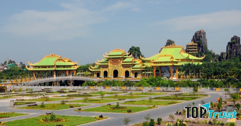 Nơi đây nổi bật với các công trình đền đài, thành quách, sông suối,...nhằm mục đích du lịch và tôn vinh nét đẹp văn hóa và lịch sử dân tộc