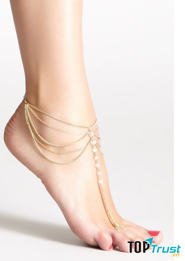 Kiểu lắc chân nối với ngón chân tựa như một cách trang trí thay thế cho những đôi sandal