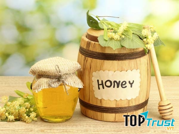 Lắc đều chai mật ong giúp bạn nhanh chóng biết mật ong thật- giả.