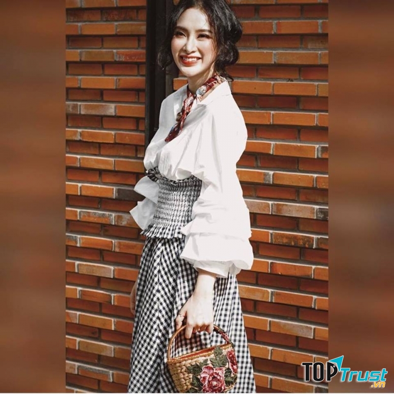 Angela Phương Trinh xinh đẹp với một sản phẩm của LaDan