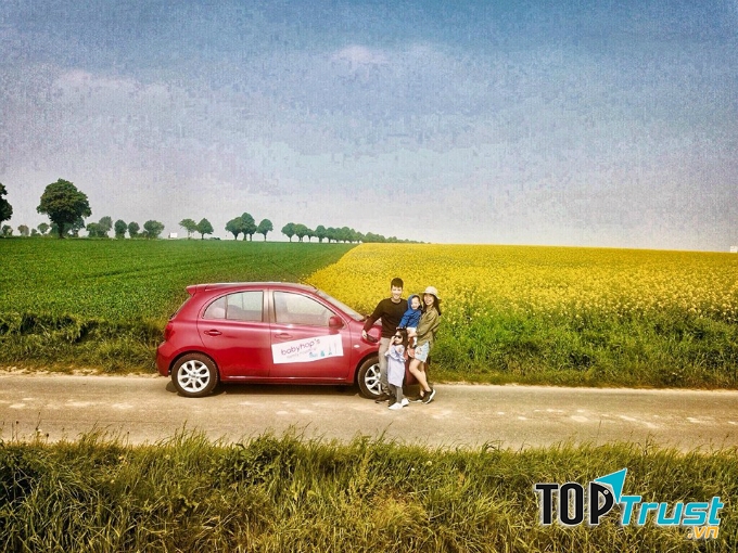 Tận hưởng một cái ôm thật chặt từ phía sau.