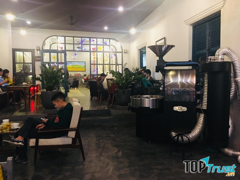Lam Cafe tự rang cà phê cho chính mình