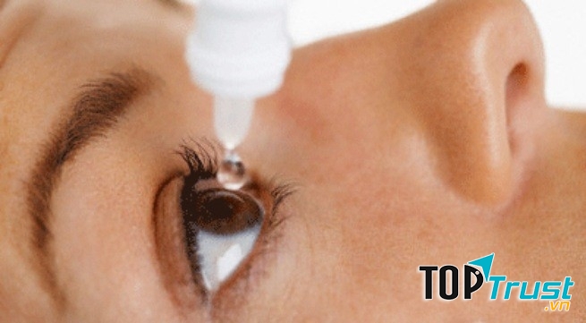 Rửa mắt bằng nước muối giúp mắt trong sáng hơn