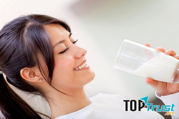Sữa bò tươi còn có một công dụng tuyệt vời nữa là cải thiện sự trẻ trung của làn da