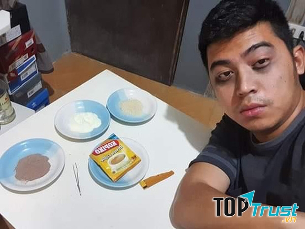 Một thanh niên đã ngồi tách từng thành phần của hói cà phê thành 3 đĩa riêng (Nguồn: Sưu tầm Internet)