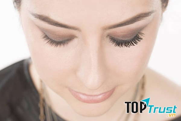 Cho làn mi dày cong vút.