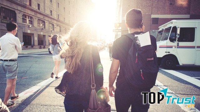 Thay vì lên tiếng trách móc họ giữa đám đông thì hãy cho qua mọi chuyện hoặc chỉ góp ý khi có hai người.