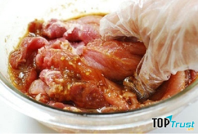 Chuối chín nghiền nhỏ, ướp cùng thịt, khi nướng thịt sẽ mềm và có mùi thơm ngon.