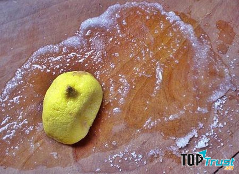 Làm sạch và diệt khuẩn cho thớt bằng vỏ chanh và muối