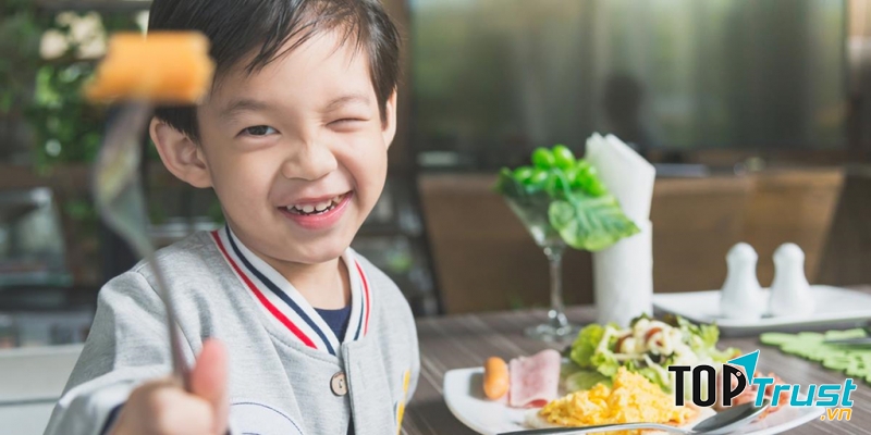 Tự chuẩn bị một bữa ăn sẽ giúp bé biết xoay xở khi không có mẹ ở nhà