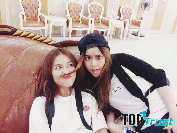 Làm trò hề trước mặt nhau