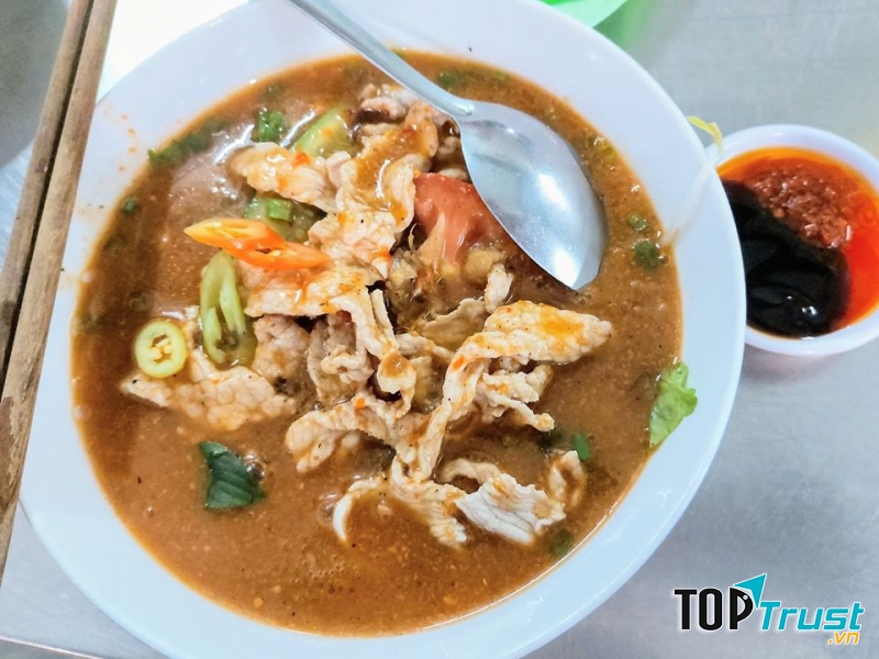 Sa tế thơm và cay nồng nàn khiến thực khách hít hà nhưng chẳng thể ngừng đũa.﻿