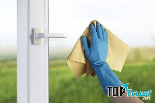 ngâm một miếng vải trong Coca Cola và chà cửa sổ với nó. Sau đó, rửa cửa sổ với nước để đảm bảo loại bỏ hoàn toàn thức uống có đường trên kính.