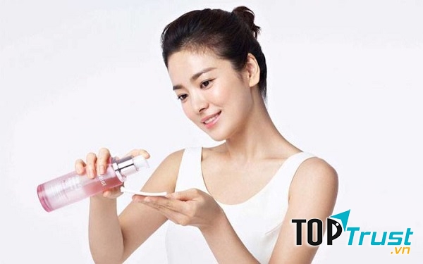 Làm sạch da với toner