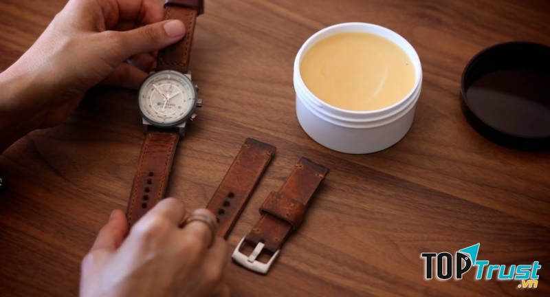 Làm sạch vết bẩn trên dây đeo đồng hồ da bằng dầu oliu