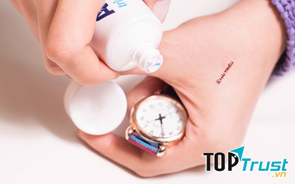 Tẩy sạch mọi vết bẩn của đồng hồ đeo tay bằng kem đánh răng