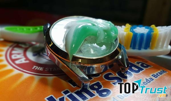 Đánh bóng mặt đồng hồ bằng kem đánh răng
