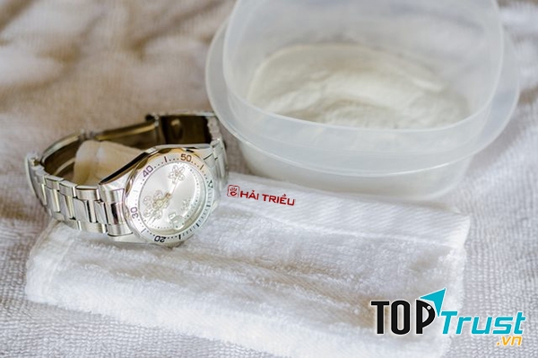 Làm sạch đồng hồ đeo tay bằng giấm ăn