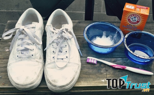 Làm sạch giày bằng baking soda và oxy già
