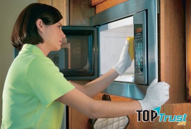 Chanh hoặc giấm có tác dụng làm bong các cặn bám thức ăn trong lò vi sóng