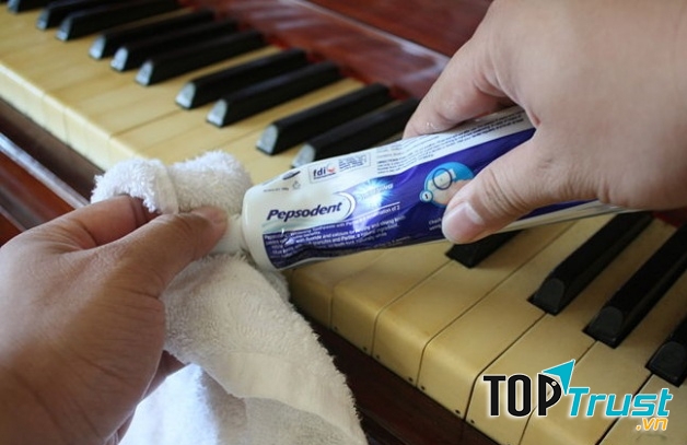 Làm sạch phím đàn piano