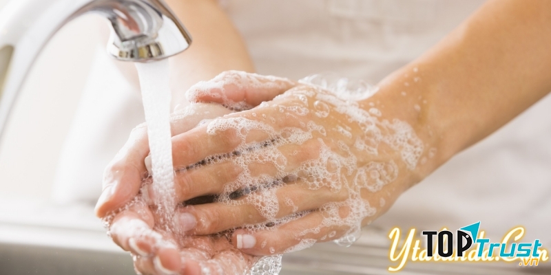 Rửa sạch tay để tránh nhiễm khuẩn cho da mặt