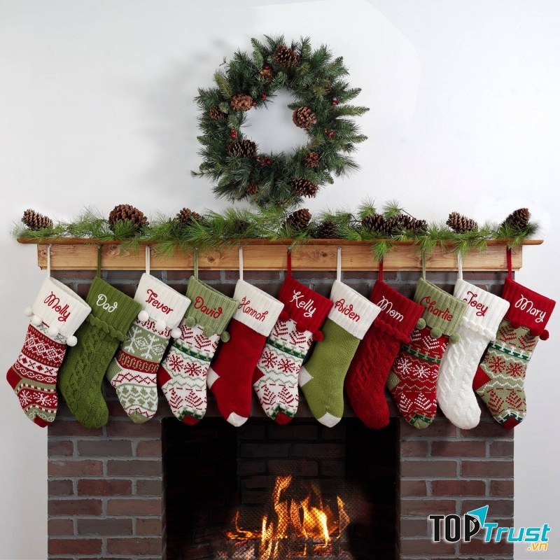 Trang trí tất đón Noel.