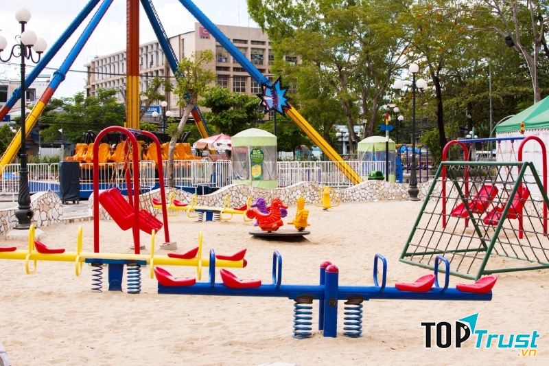 Làm thêm tại công viên giải trí