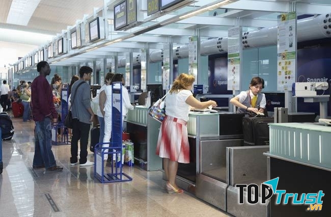 Hành khách xếp hàng làm thủ tục check in trước chuyến bay.