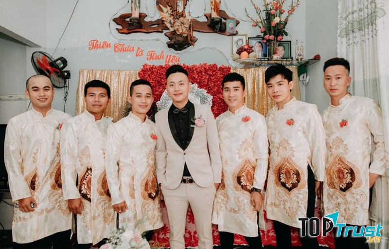 Các hoa văn trên áo dài đều được thêu tỉ mỉ bằng tay.