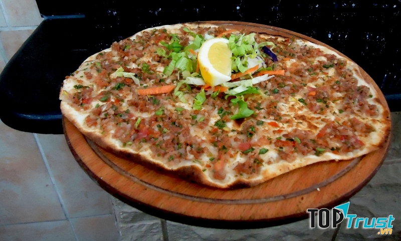 Lamacun là món ăn biến thể từ Pizza để phù hợp với khẩu vị người Thổ Nhĩ Kỳ hơn.