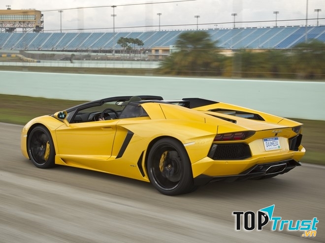 Lamborghini Aventador LP 700-4 Roadster 2016  là một mẫu xe mui trần vừa đủ cho những ai đam mê tốc độ