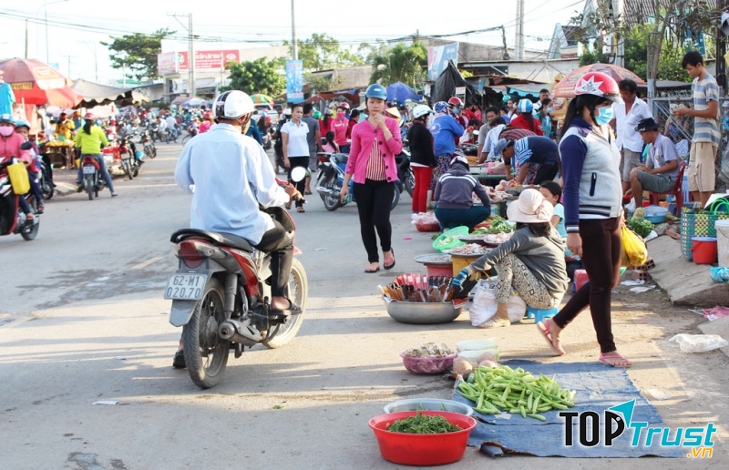 Lấn chiếm lòng lề đường