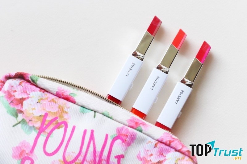 Với thiết kế đầu son vuông xéo, kết hợp hai màu son ngọt ngào, thỏi Two Tone Lip Bar đem lại hiệu ứng chuyển tông màu son vô cùng độc đáo và tự nhiên.