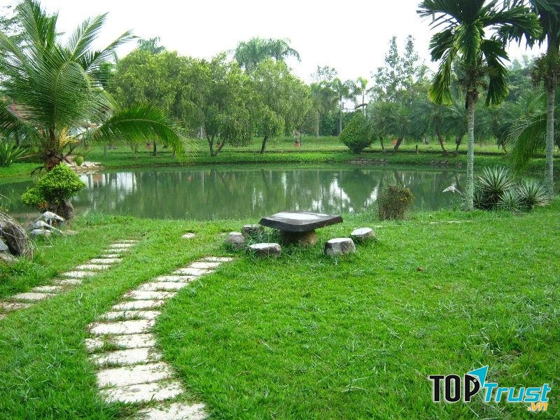 Hồ trung tâm tai làng an dưỡng Ba Thương