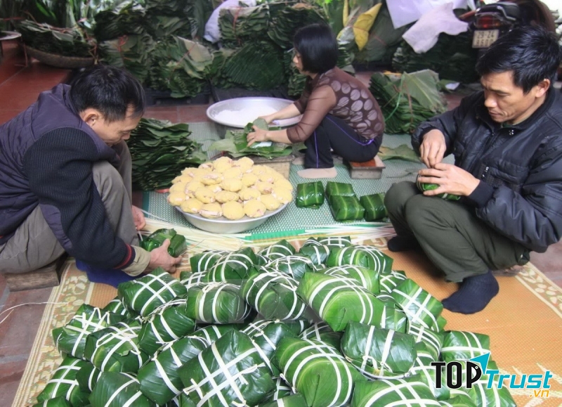 Bánh chưng Tranh Khúc nổi tiếng với hương vị thơm ngon đặc trưng, bánh dền, nếp dẻo, đỗ bùi kết hợp với vị ngậy của thịt ba chỉ ướp hạt tiêu và mùi thơm của lá dong