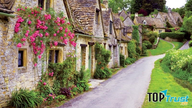 Quang cảnh thanh bình của ngôi làng Bibury như một bức tranh